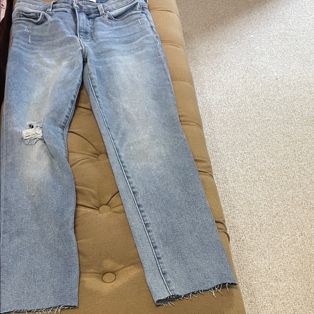 Evereve Light Wash Straight Leg Jeans with Knee Rip